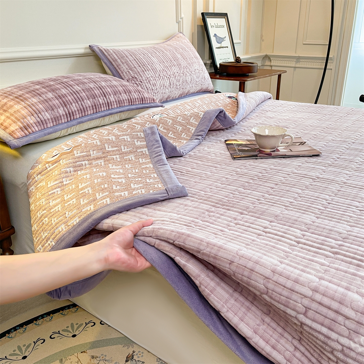 91家纺网 家纺一手货源 找家纺 慕木家纺 2025新款A类高克重欧式牛奶绒夹棉床盖珠帘花系列-场景一 珠帘花-紫