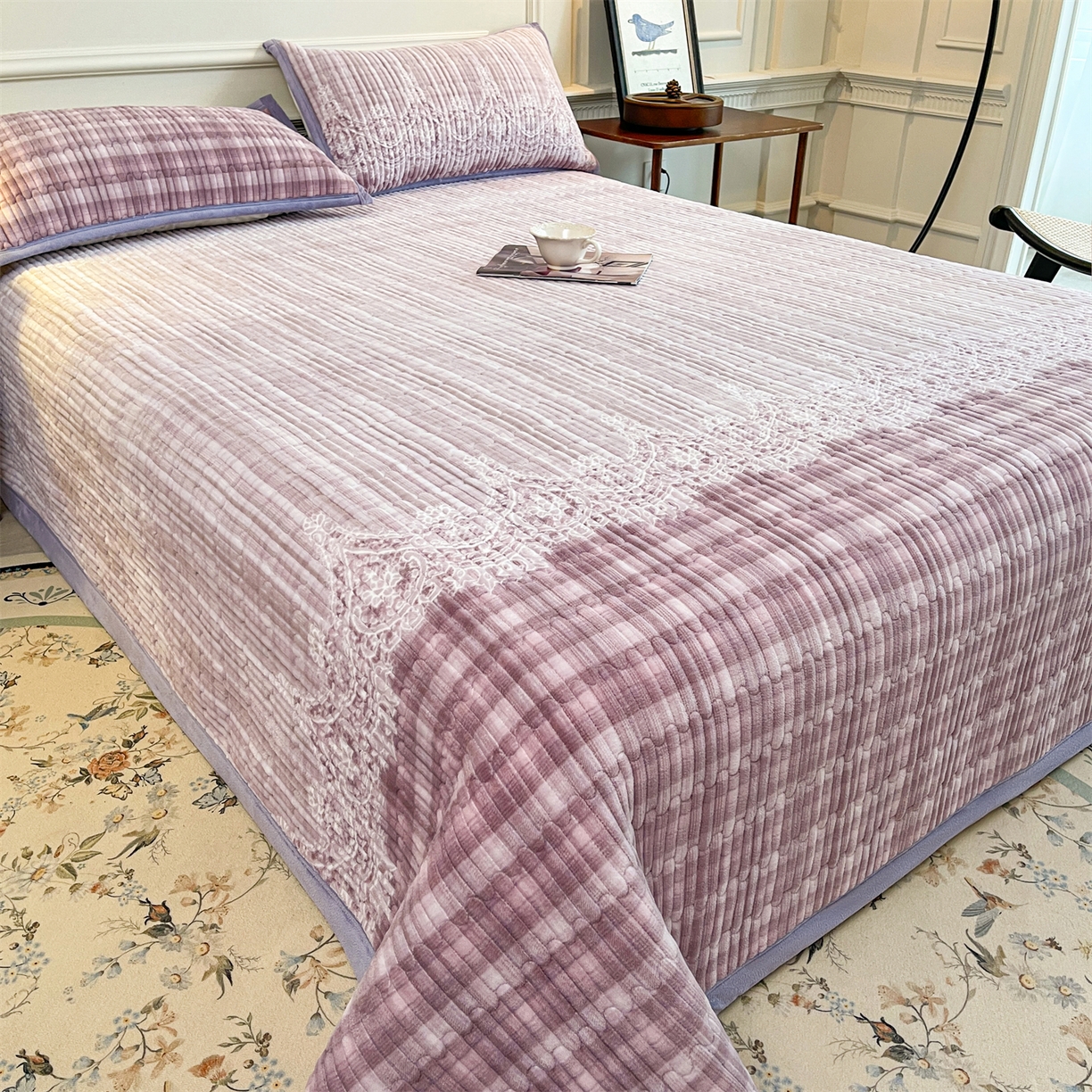 91家纺网 家纺一手货源 找家纺 慕木家纺 2025新款A类高克重欧式牛奶绒夹棉床盖珠帘花系列-场景一 珠帘花-紫