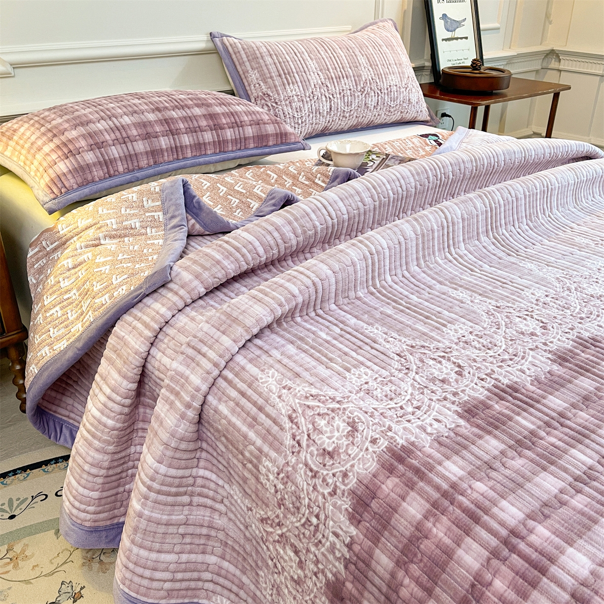 91家纺网 家纺一手货源 找家纺 慕木家纺 2025新款A类高克重欧式牛奶绒夹棉床盖珠帘花系列-场景一 珠帘花-紫