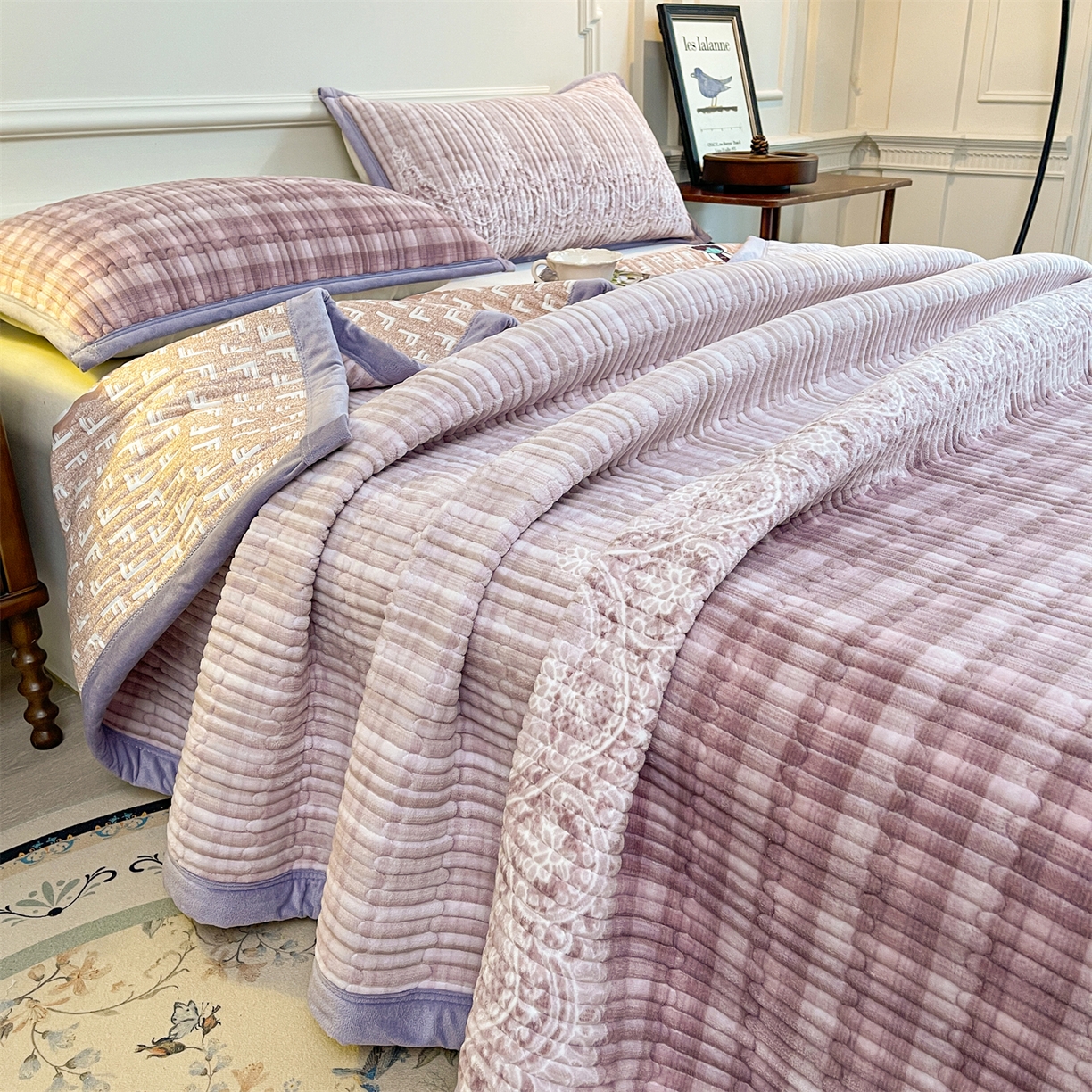 91家纺网 家纺一手货源 找家纺 慕木家纺 2025新款A类高克重欧式牛奶绒夹棉床盖珠帘花系列-场景一 珠帘花-紫