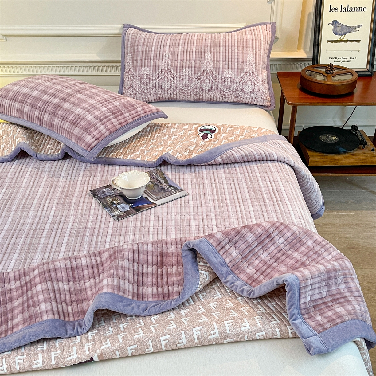 91家纺网 家纺一手货源 找家纺 慕木家纺 2025新款A类高克重欧式牛奶绒夹棉床盖珠帘花系列-场景一 珠帘花-紫