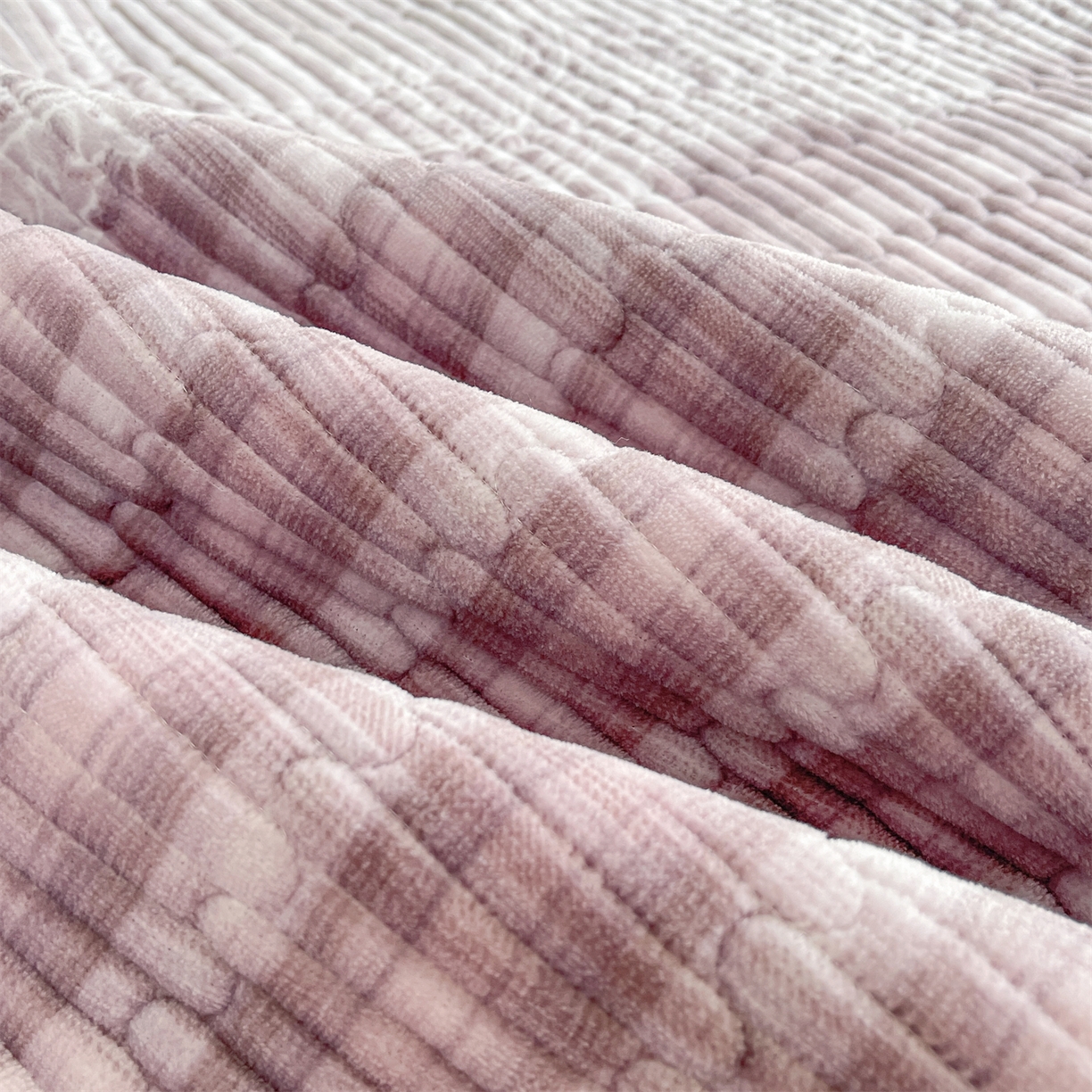 91家纺网 家纺一手货源 找家纺 慕木家纺 2025新款A类高克重欧式牛奶绒夹棉床盖珠帘花系列-场景一 珠帘花-紫