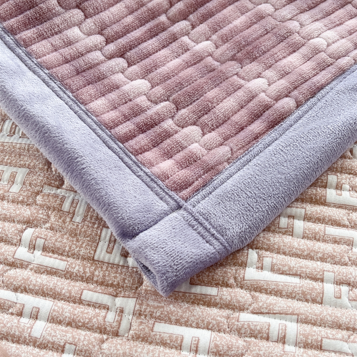 91家纺网 家纺一手货源 找家纺 慕木家纺 2025新款A类高克重欧式牛奶绒夹棉床盖珠帘花系列-场景一 珠帘花-紫