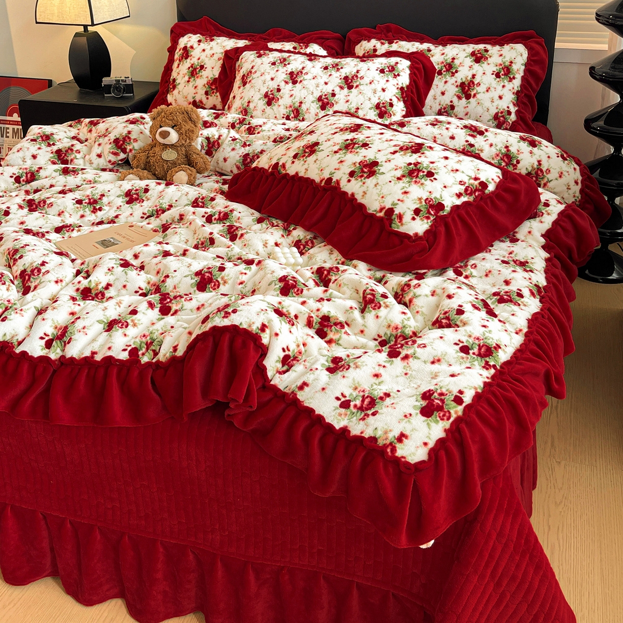 91家纺网 家纺一手货源 找家纺 富米莱（原臻工厂） 2025新款热卖舒适大宽花边牛奶绒床盖床裙四件套 爆款大宽花边-花季玫瑰