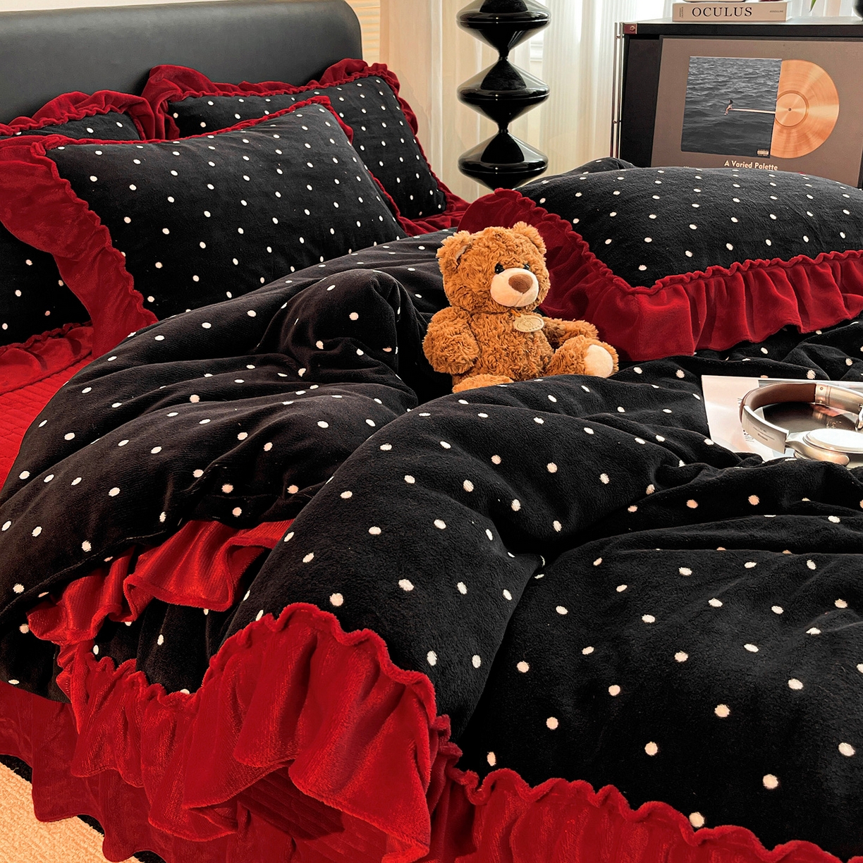 91家纺网 家纺一手货源 找家纺 富米莱（原臻工厂） 2025新款热卖舒适大宽花边牛奶绒床盖床裙四件套 爆款大宽花边-黑波点