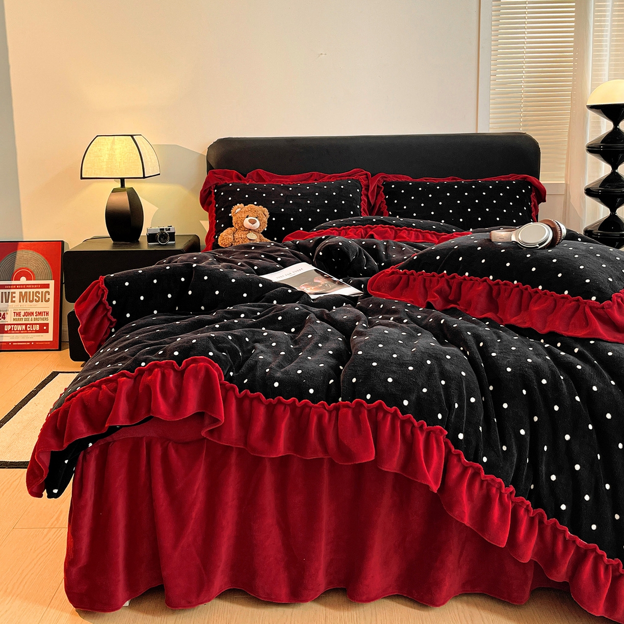 91家纺网 家纺一手货源 找家纺 富米莱（原臻工厂） 2025新款热卖舒适大宽花边牛奶绒床盖床裙四件套 爆款大宽花边-黑波点