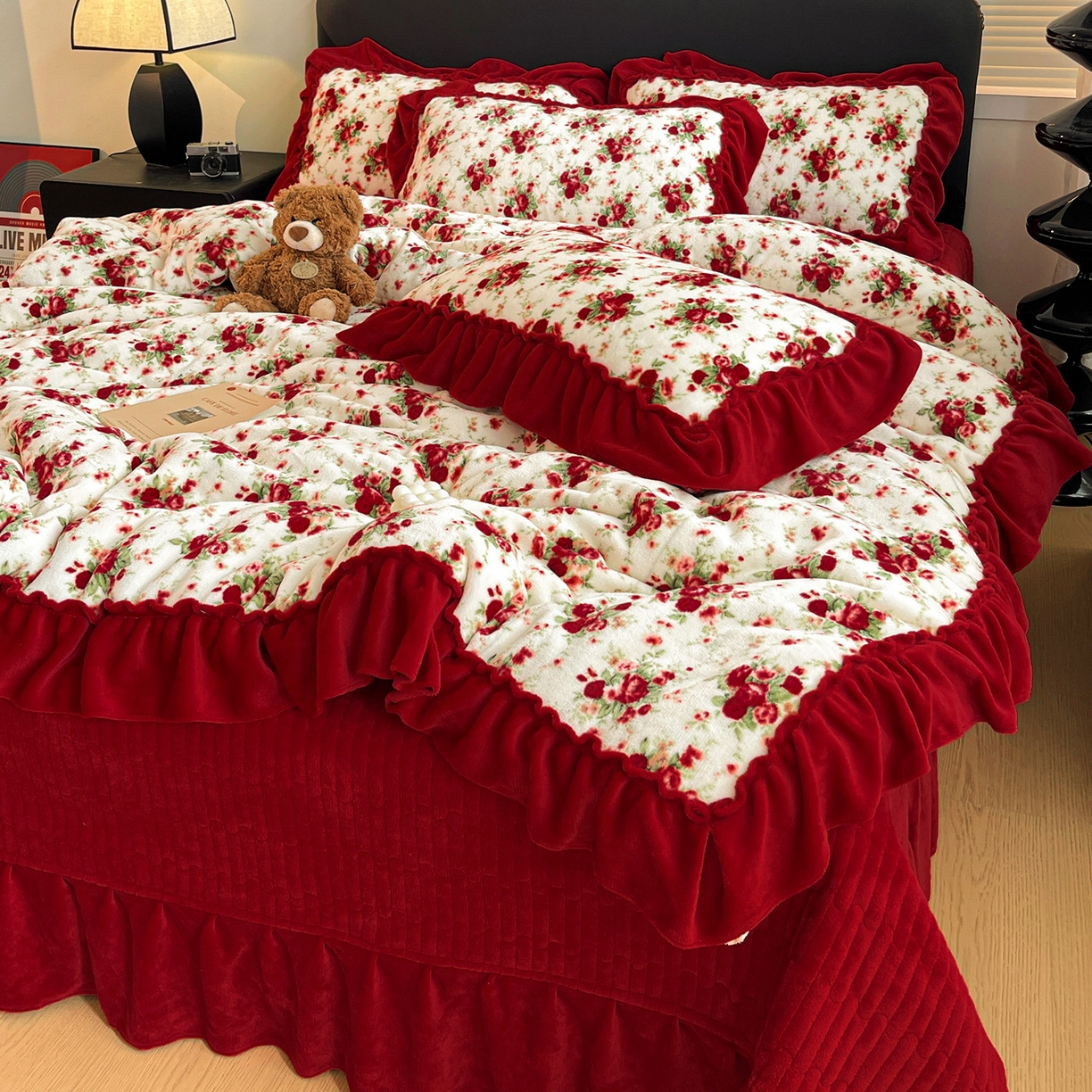 91家纺网 家纺一手货源 找家纺 富米莱（原臻工厂） 2025新款热卖舒适大宽花边牛奶绒床盖床裙四件套 爆款大宽花边-花季玫瑰