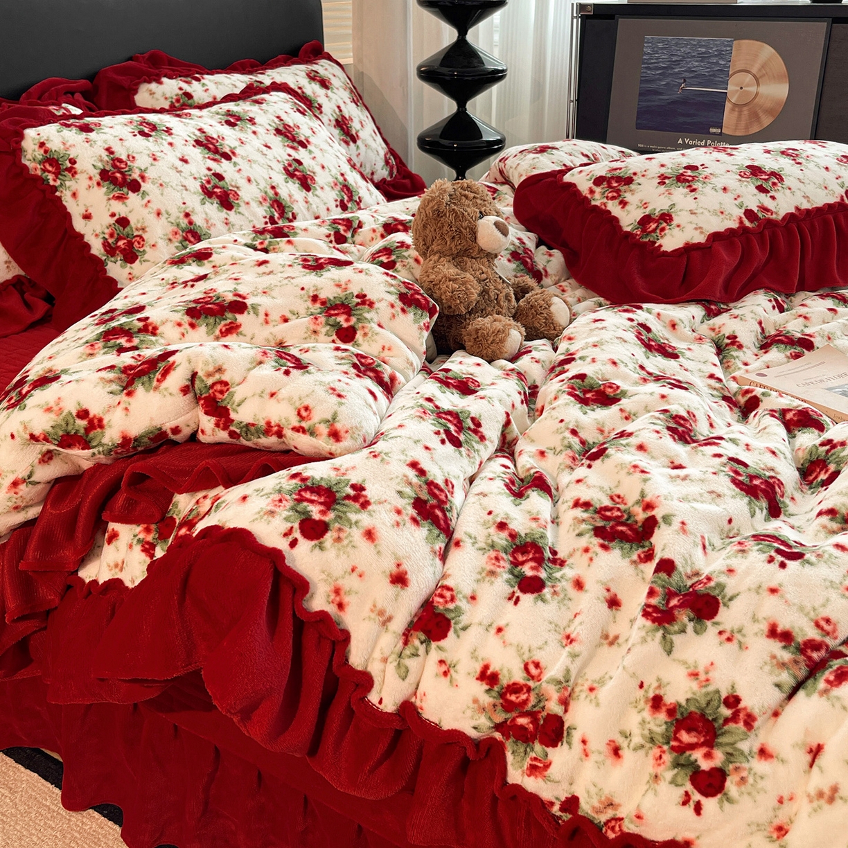 91家纺网 家纺一手货源 找家纺 富米莱（原臻工厂） 2025新款热卖舒适大宽花边牛奶绒床盖床裙四件套 爆款大宽花边-花季玫瑰