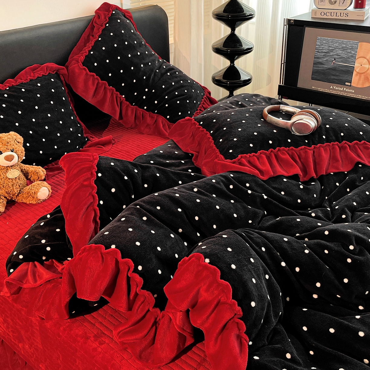 91家纺网 家纺一手货源 找家纺 富米莱（原臻工厂） 2025新款热卖舒适大宽花边牛奶绒床盖床裙四件套 爆款大宽花边-黑波点