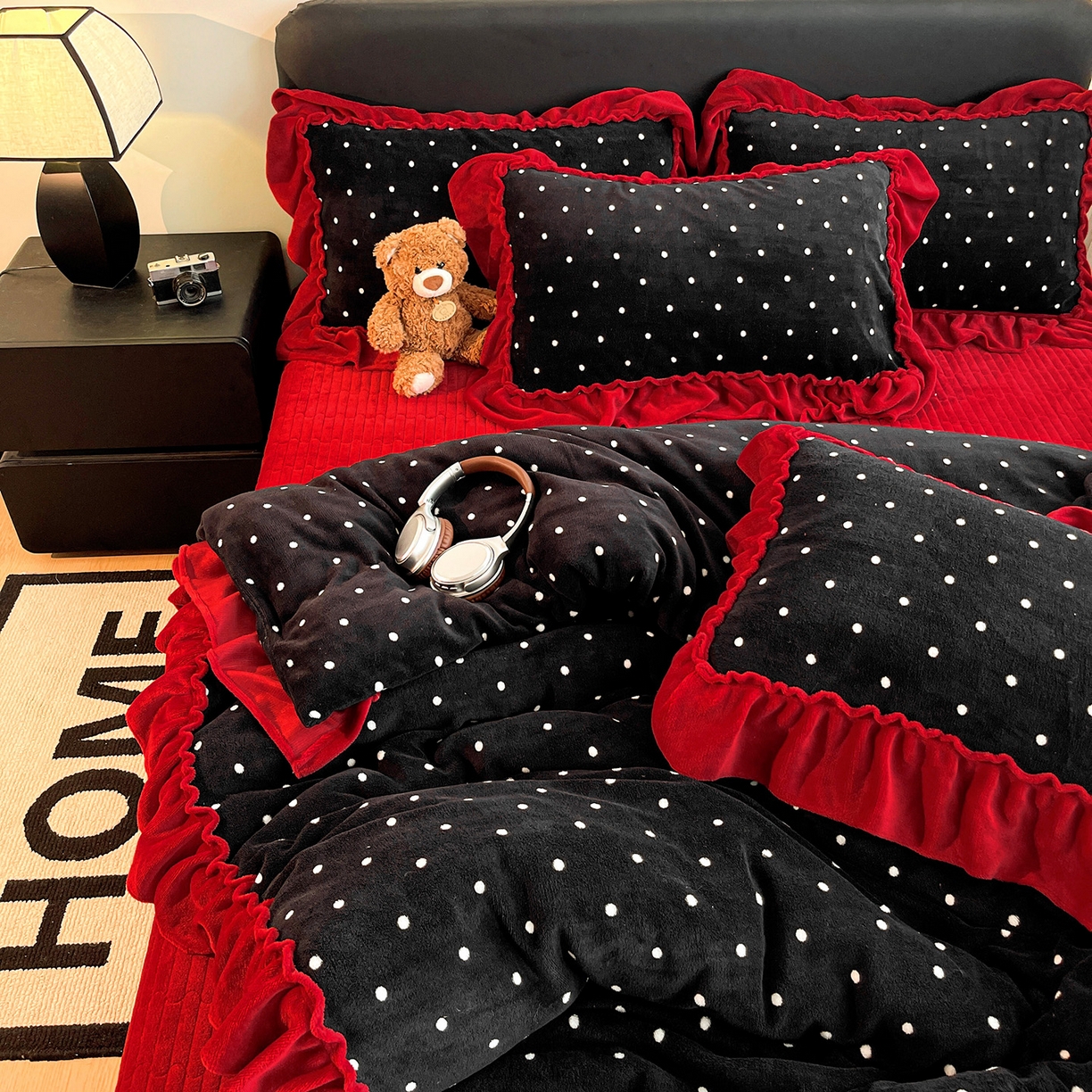 91家纺网 家纺一手货源 找家纺 富米莱（原臻工厂） 2025新款热卖舒适大宽花边牛奶绒床盖床裙四件套 爆款大宽花边-黑波点