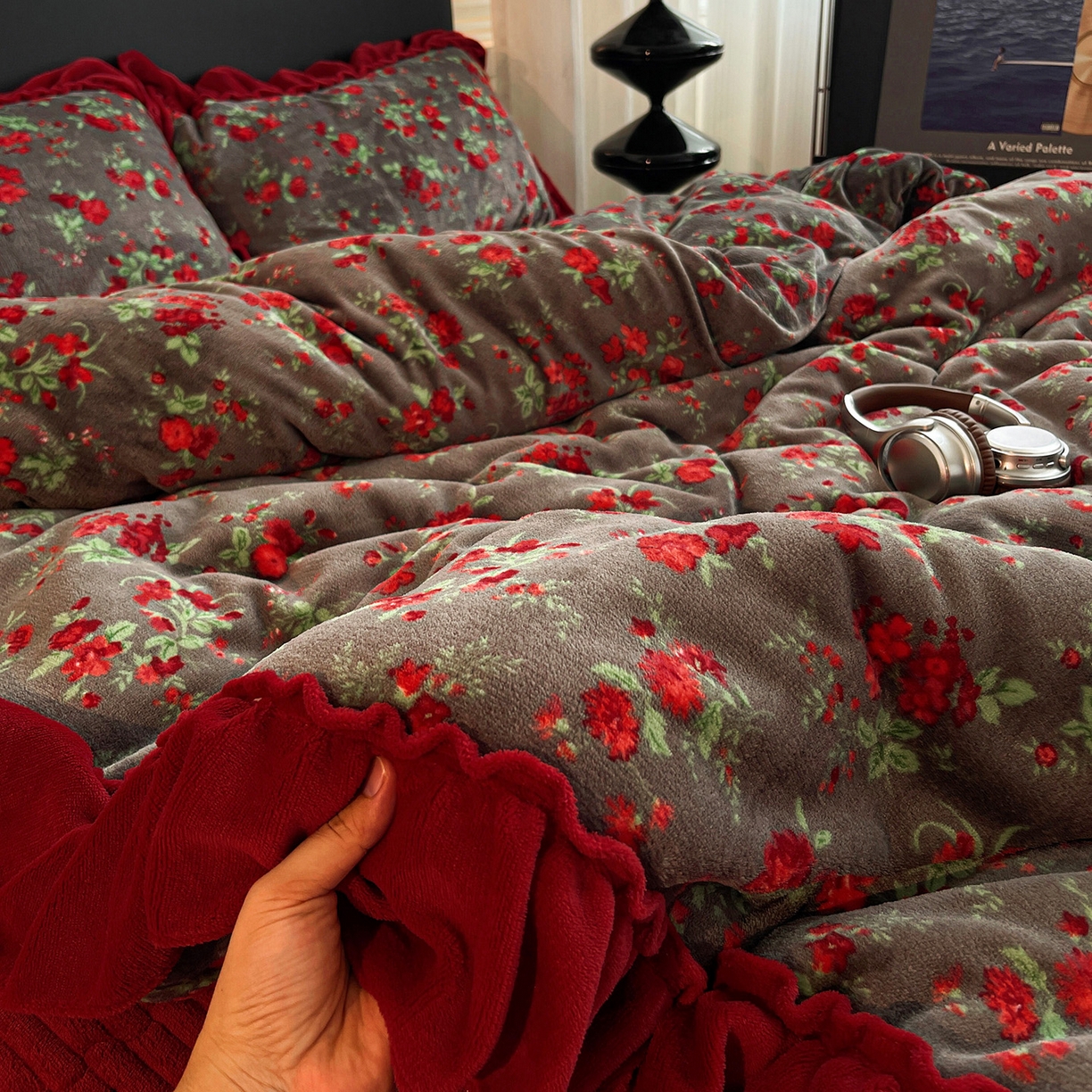 91家纺网 家纺一手货源 找家纺 富米莱（原臻工厂） 2025新款热卖舒适大宽花边牛奶绒床盖床裙四件套 爆款大宽花边-花季少女