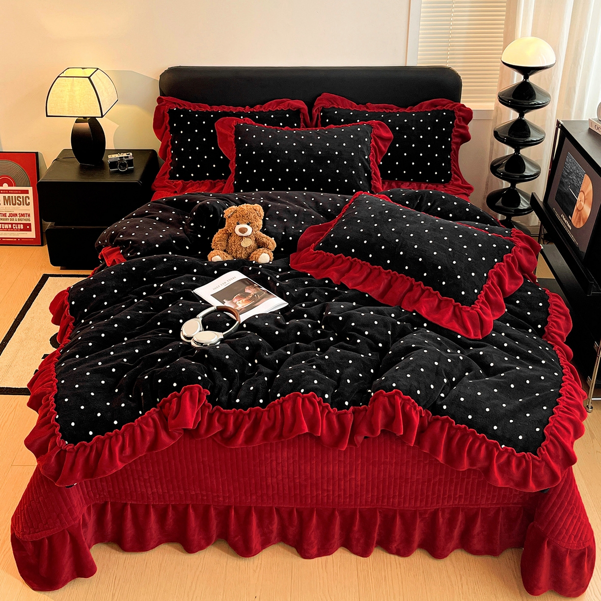 91家纺网 家纺一手货源 找家纺 富米莱（原臻工厂） 2025新款热卖舒适大宽花边牛奶绒床盖床裙四件套 爆款大宽花边-黑波点