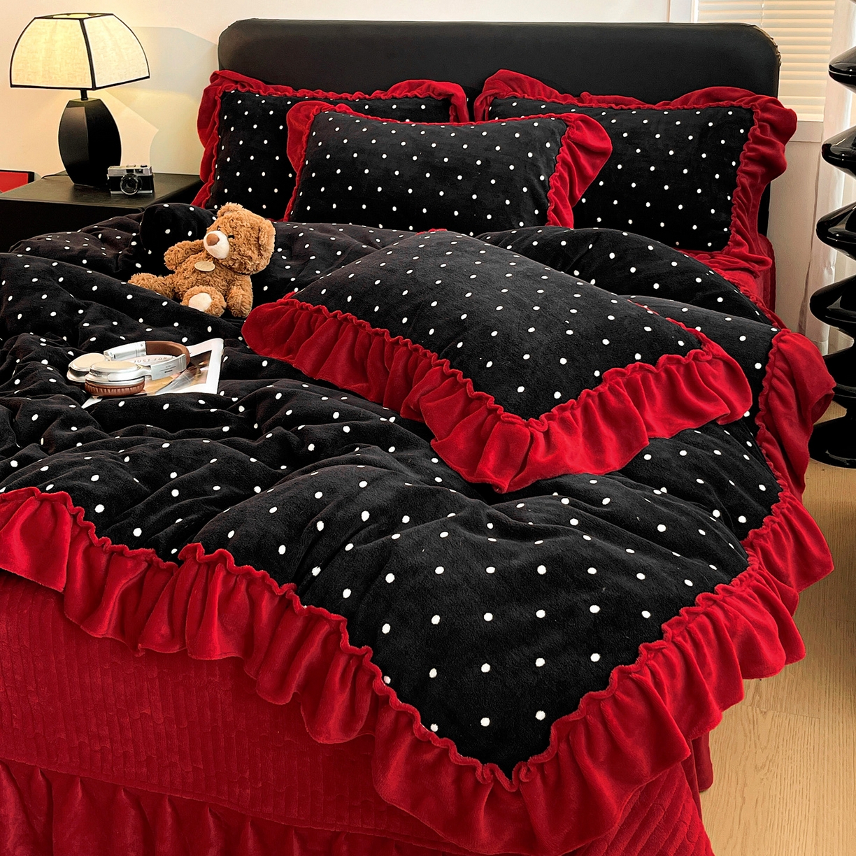 91家纺网 家纺一手货源 找家纺 富米莱（原臻工厂） 2025新款热卖舒适大宽花边牛奶绒床盖床裙四件套 爆款大宽花边-黑波点