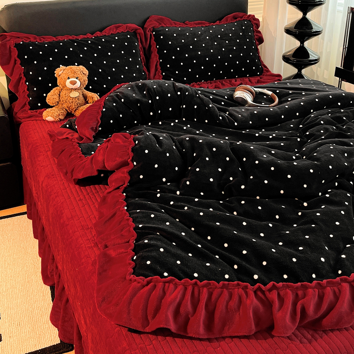 91家纺网 家纺一手货源 找家纺 富米莱（原臻工厂） 2025新款热卖舒适大宽花边牛奶绒床盖床裙四件套 爆款大宽花边-黑波点