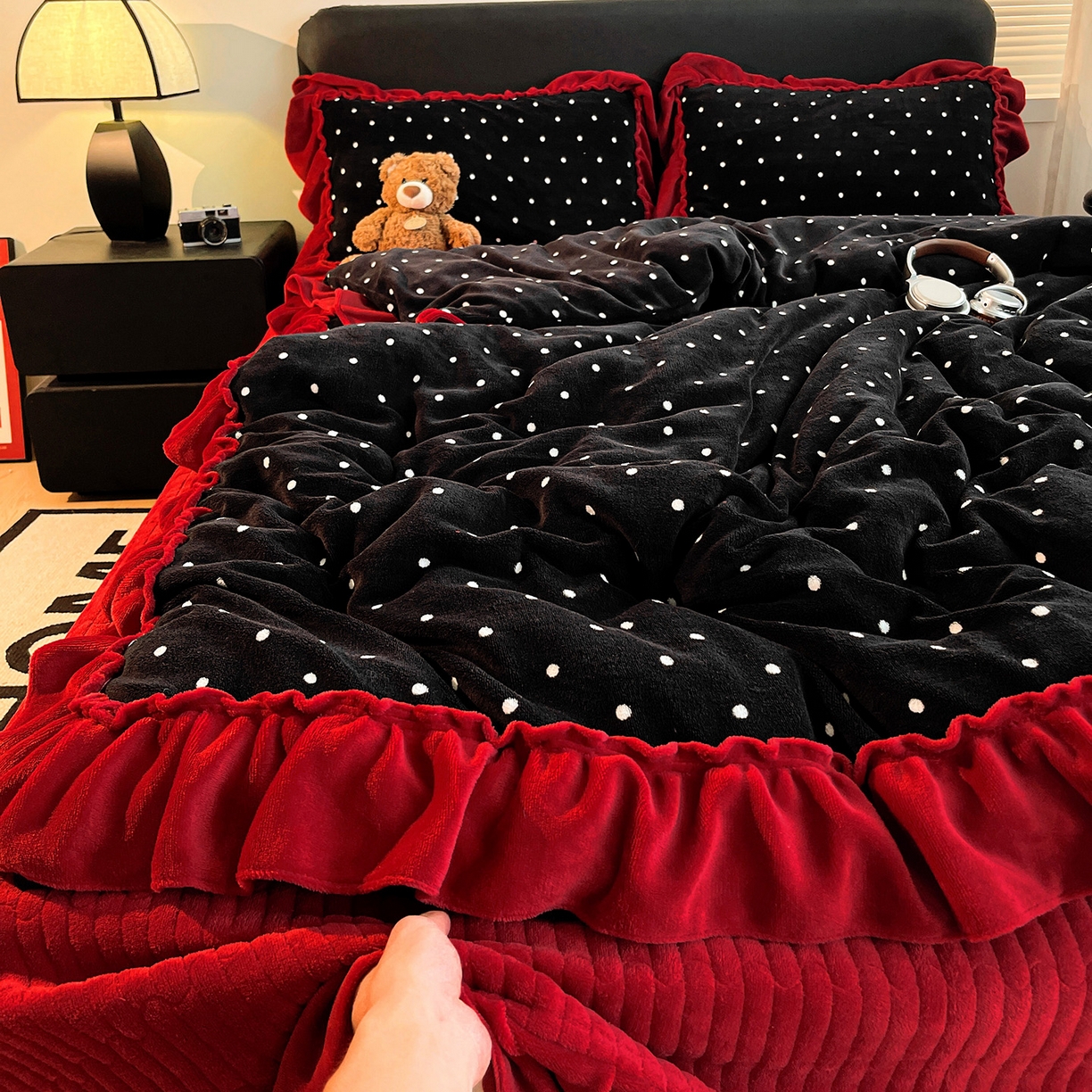 91家纺网 家纺一手货源 找家纺 富米莱（原臻工厂） 2025新款热卖舒适大宽花边牛奶绒床盖床裙四件套 爆款大宽花边-黑波点