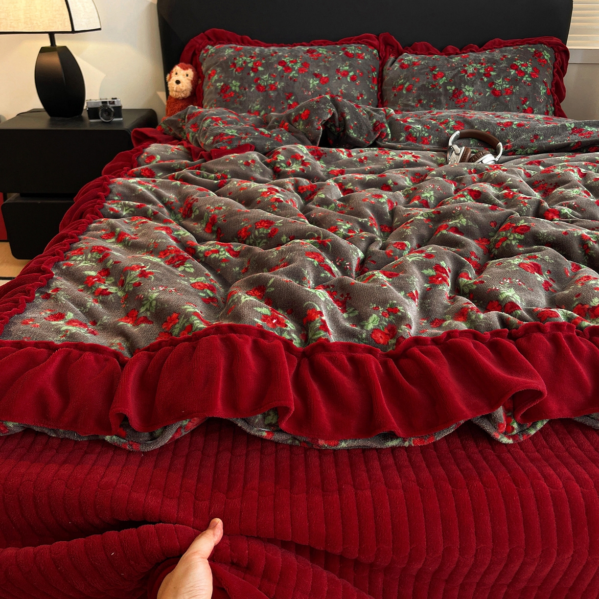 91家纺网 家纺一手货源 找家纺 富米莱（原臻工厂） 2025新款热卖舒适大宽花边牛奶绒床盖床裙四件套 爆款大宽花边-花季少女