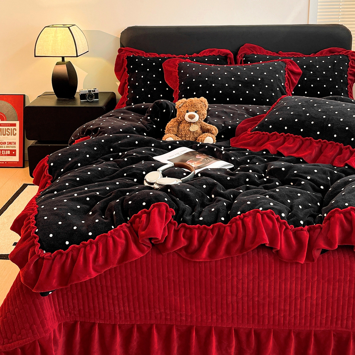 91家纺网 家纺一手货源 找家纺 富米莱（原臻工厂） 2025新款热卖舒适大宽花边牛奶绒床盖床裙四件套 爆款大宽花边-黑波点