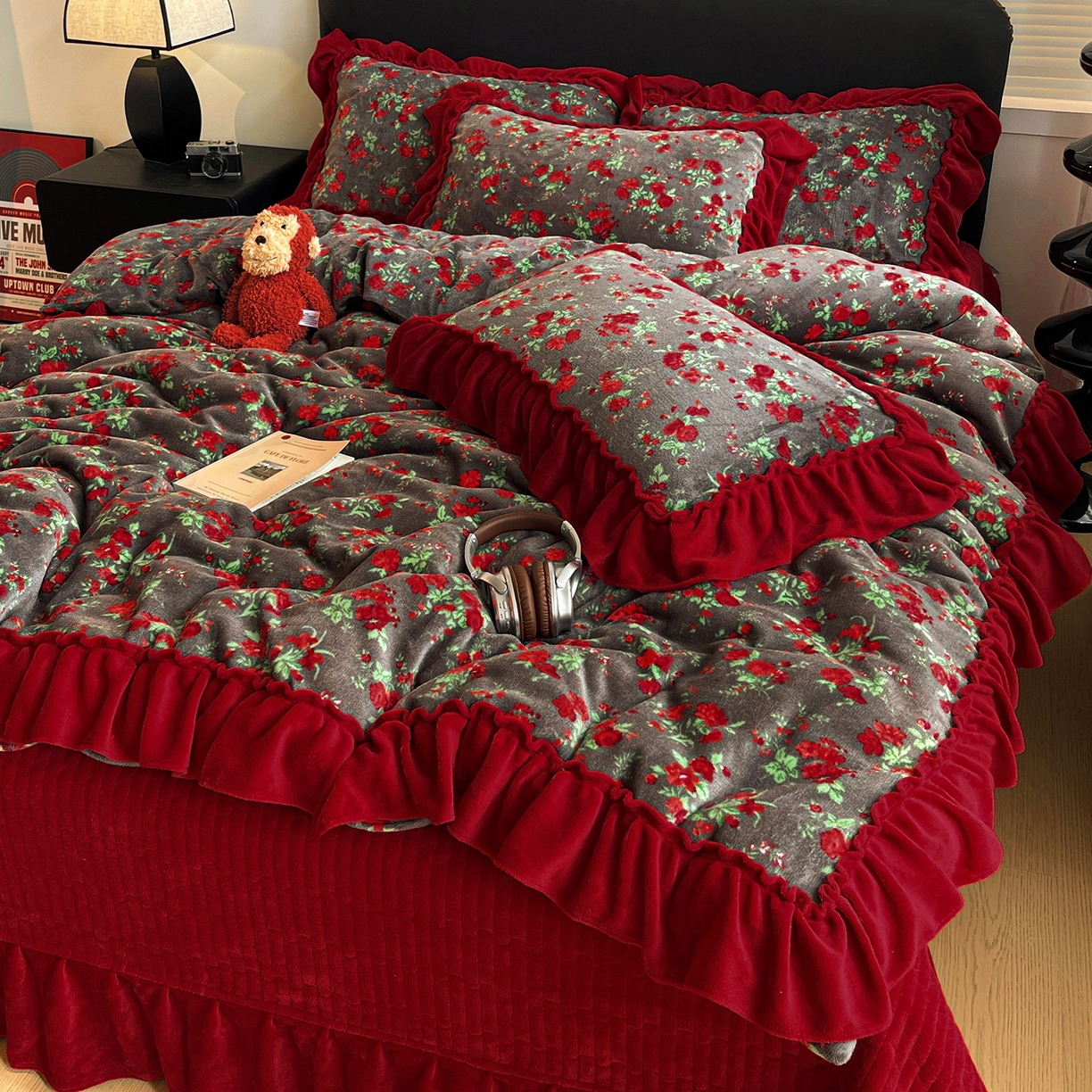 91家纺网 家纺一手货源 找家纺 富米莱（原臻工厂） 2025新款热卖舒适大宽花边牛奶绒床盖床裙四件套 爆款大宽花边-花季少女