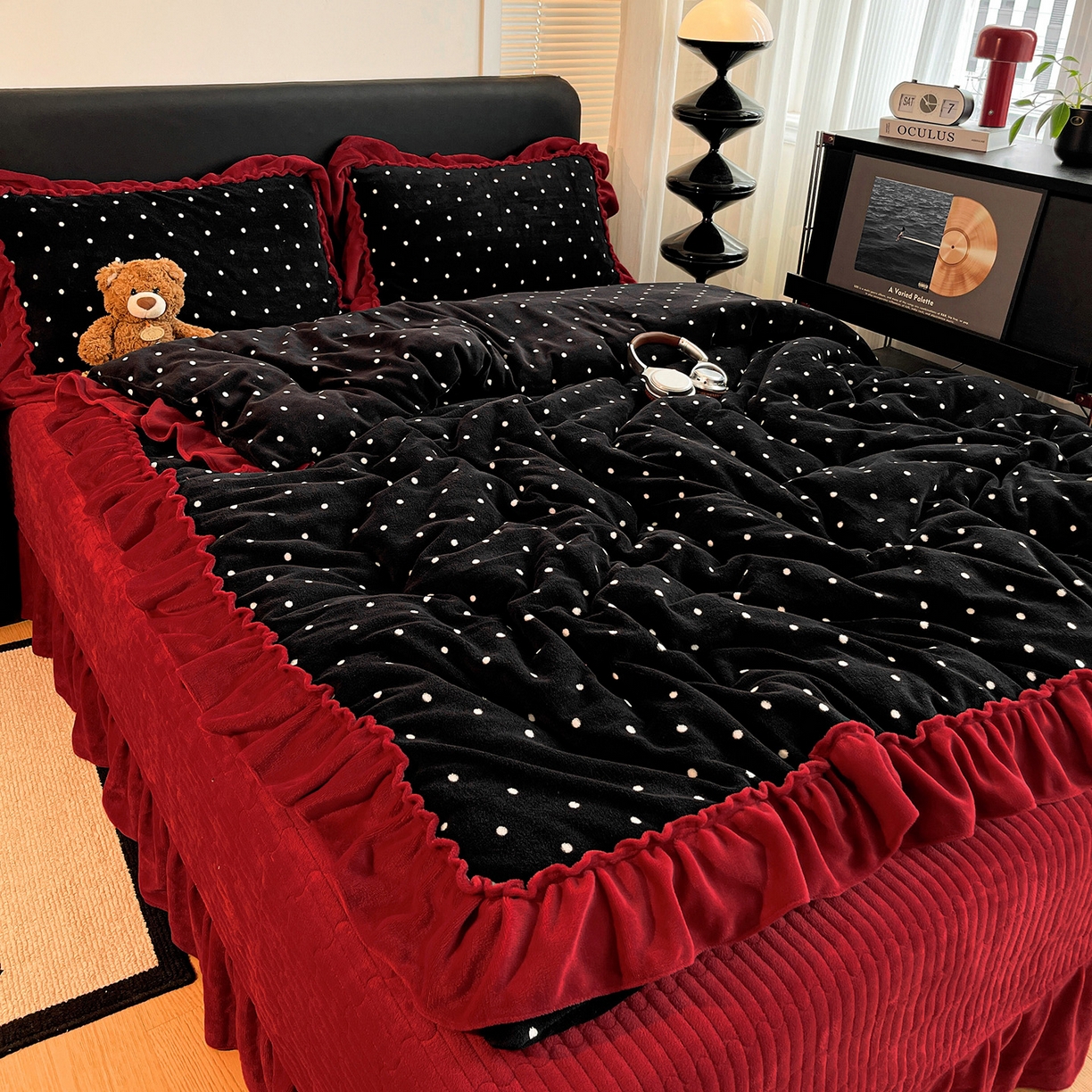 91家纺网 家纺一手货源 找家纺 富米莱（原臻工厂） 2025新款热卖舒适大宽花边牛奶绒床盖床裙四件套 爆款大宽花边-黑波点