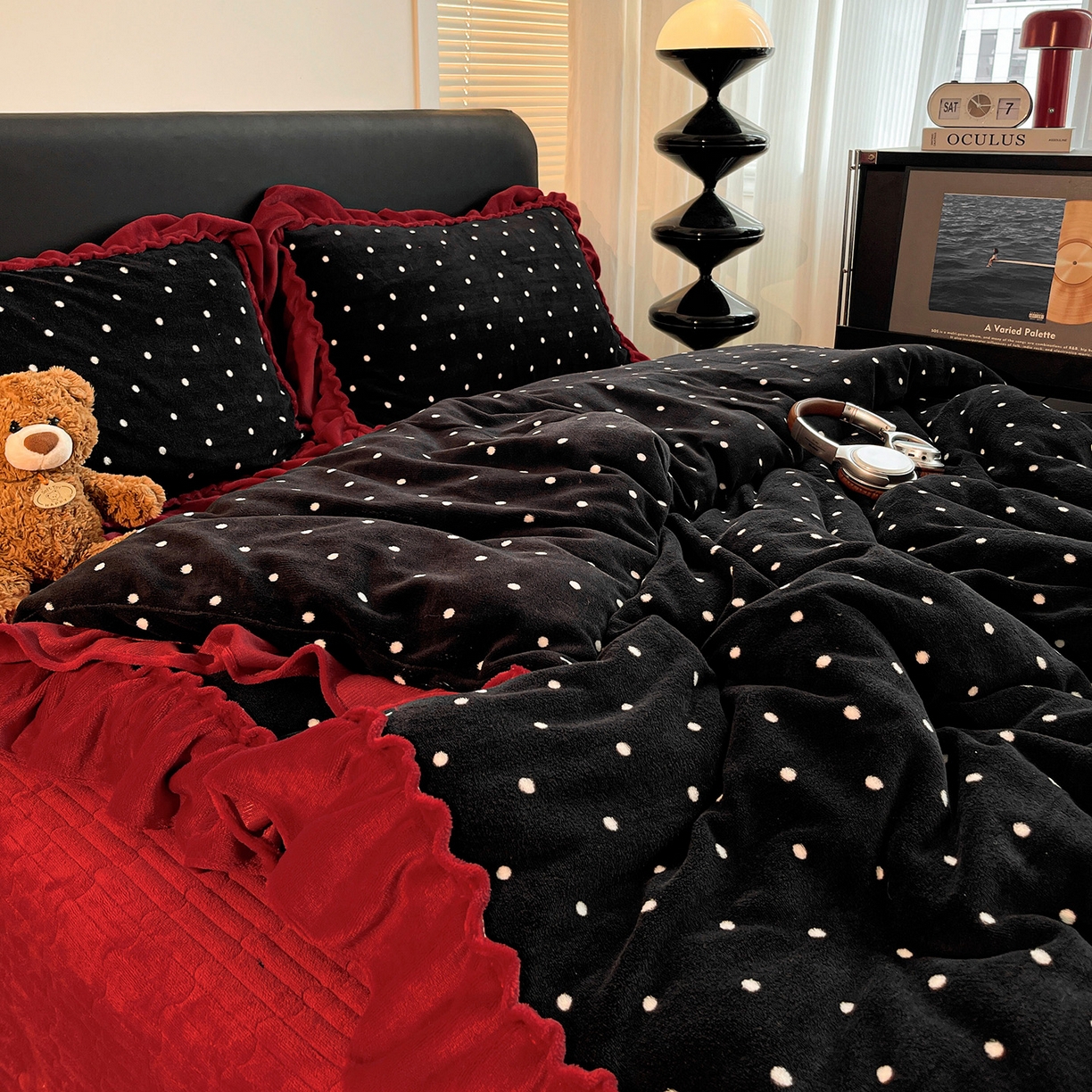 91家纺网 家纺一手货源 找家纺 富米莱（原臻工厂） 2025新款热卖舒适大宽花边牛奶绒床盖床裙四件套 爆款大宽花边-黑波点