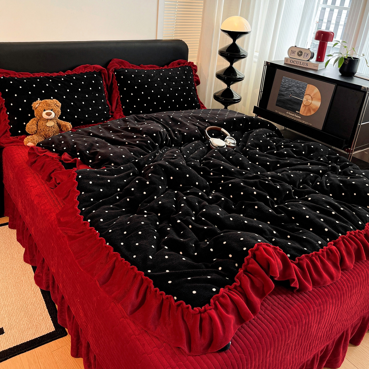 91家纺网 家纺一手货源 找家纺 富米莱（原臻工厂） 2025新款热卖舒适大宽花边牛奶绒床盖床裙四件套 爆款大宽花边-黑波点