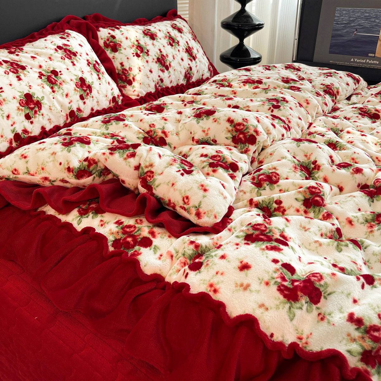 91家纺网 家纺一手货源 找家纺 （总）富米莱（原臻工厂） 2025新款热卖舒适大宽花边牛奶绒床盖床裙四件套