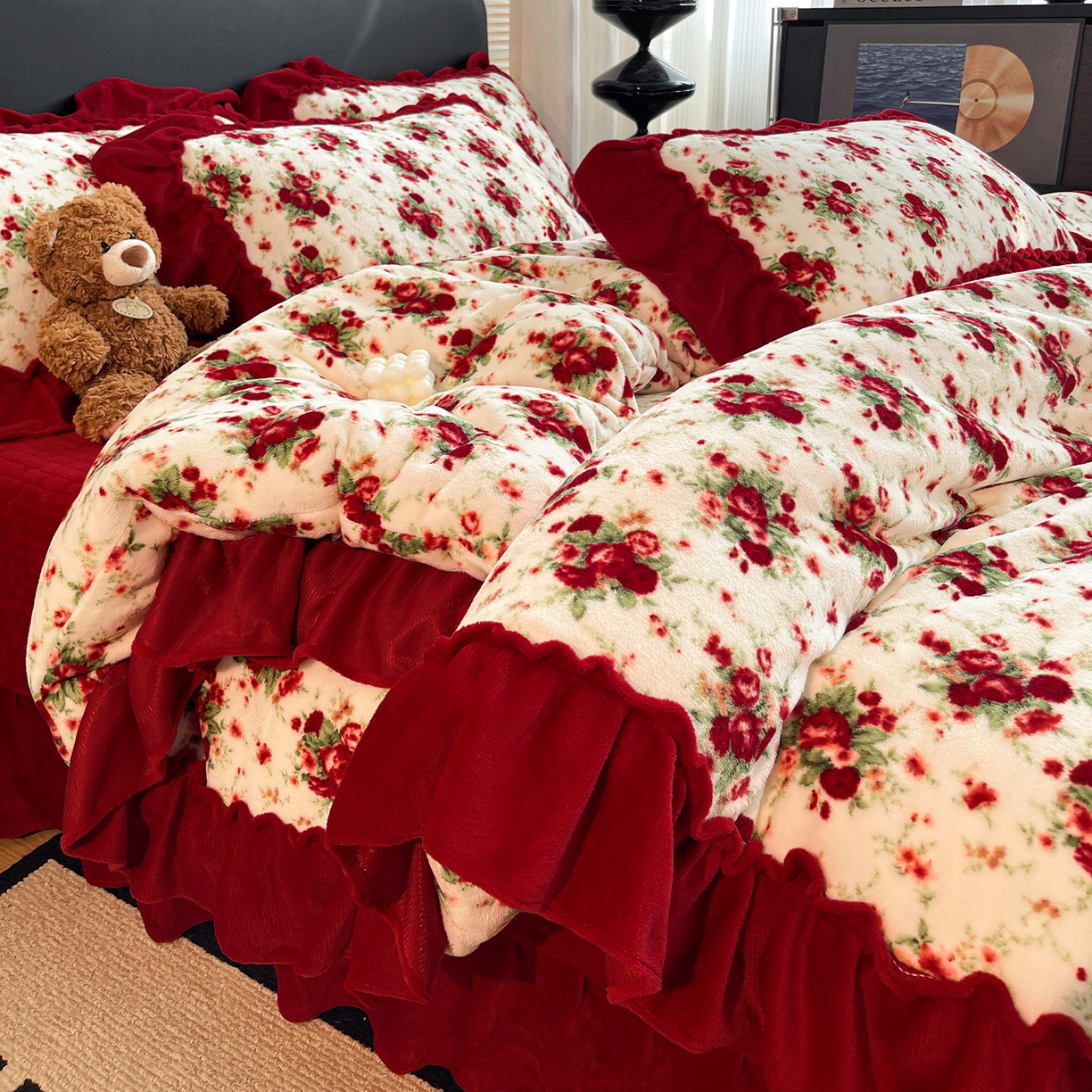 91家纺网 家纺一手货源 找家纺 （总）富米莱（原臻工厂） 2025新款热卖舒适大宽花边牛奶绒床盖床裙四件套