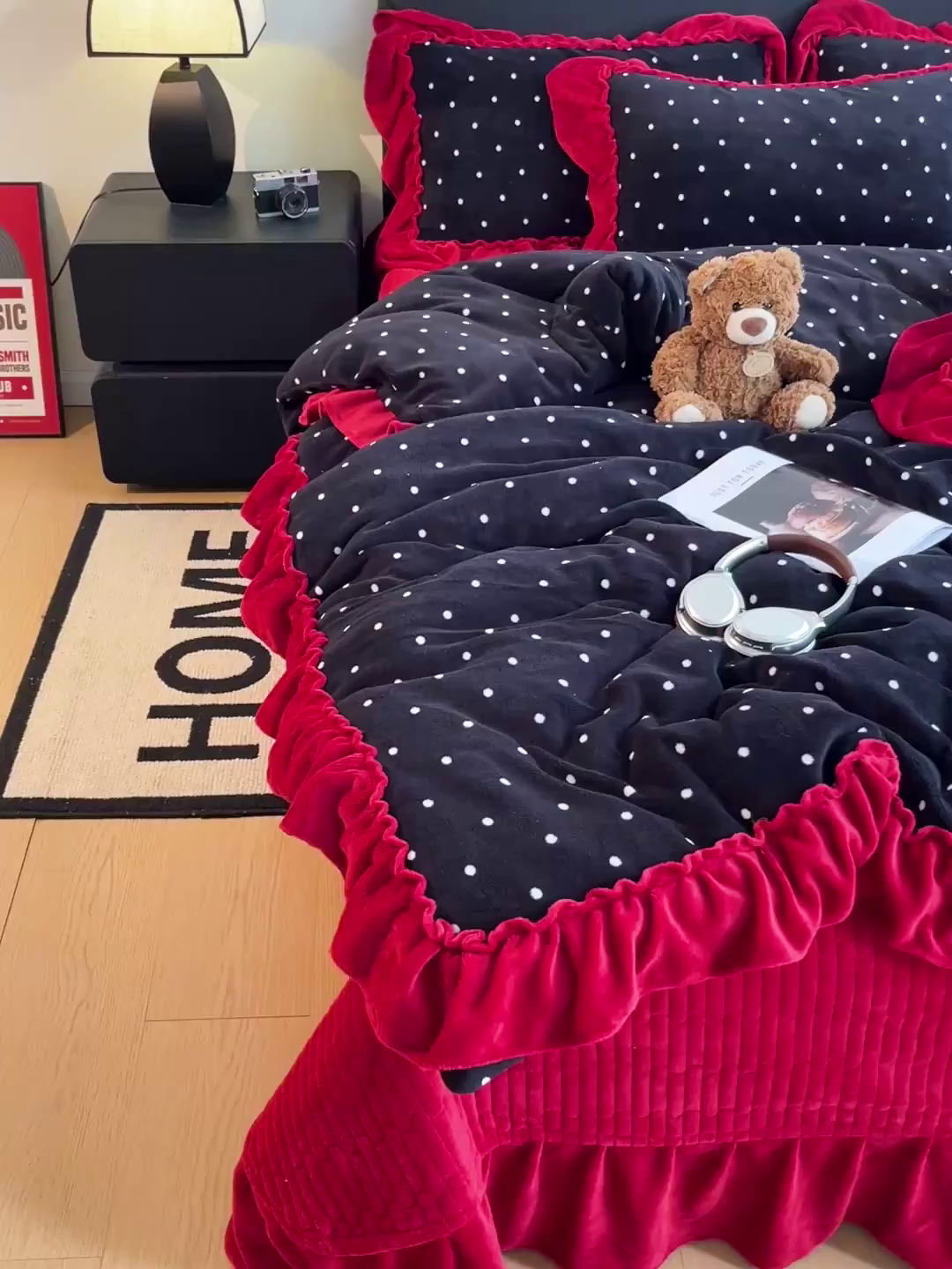 91家纺网 家纺一手货源 找家纺 富米莱（原臻工厂） 2025新款热卖舒适大宽花边牛奶绒床盖床裙四件套 爆款大宽花边-黑波点