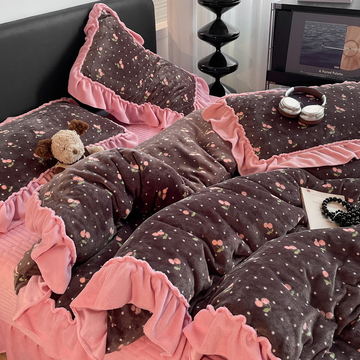 91家纺网 家纺一手货源 找家纺 富米莱（原臻工厂） 2025新款热卖舒适大宽花边牛奶绒床盖床裙四件套 爆款大宽花边-樱桃点点