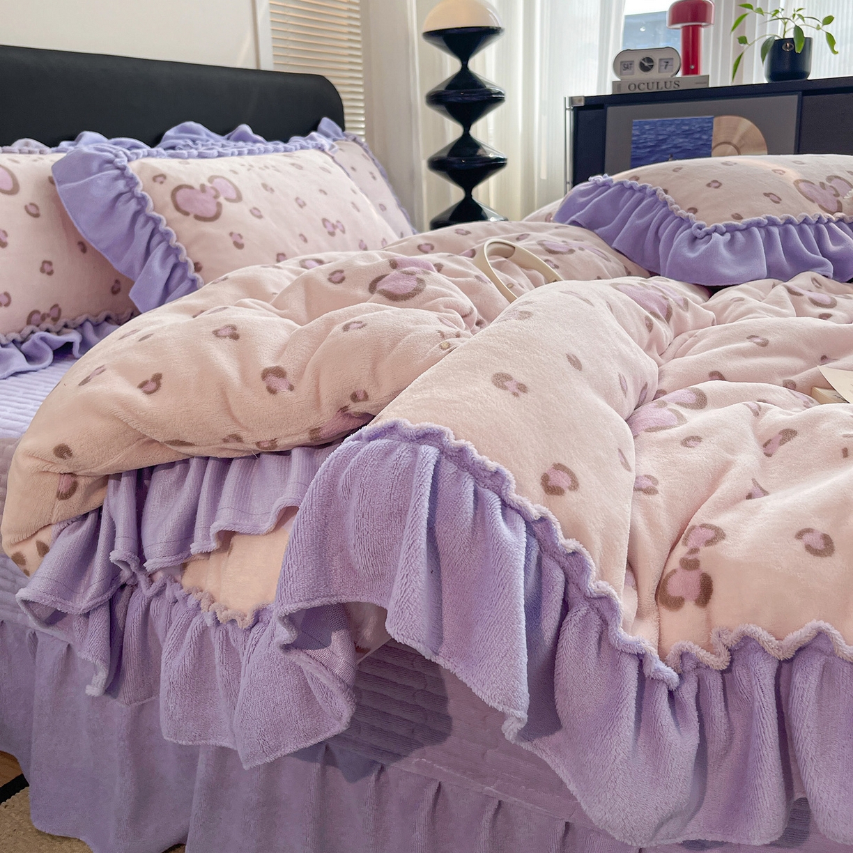 91家纺网 家纺一手货源 找家纺 富米莱（原臻工厂） 2025新款热卖舒适大宽花边牛奶绒床盖床裙四件套 爆款大宽花边-蝴蝶结紫豹纹