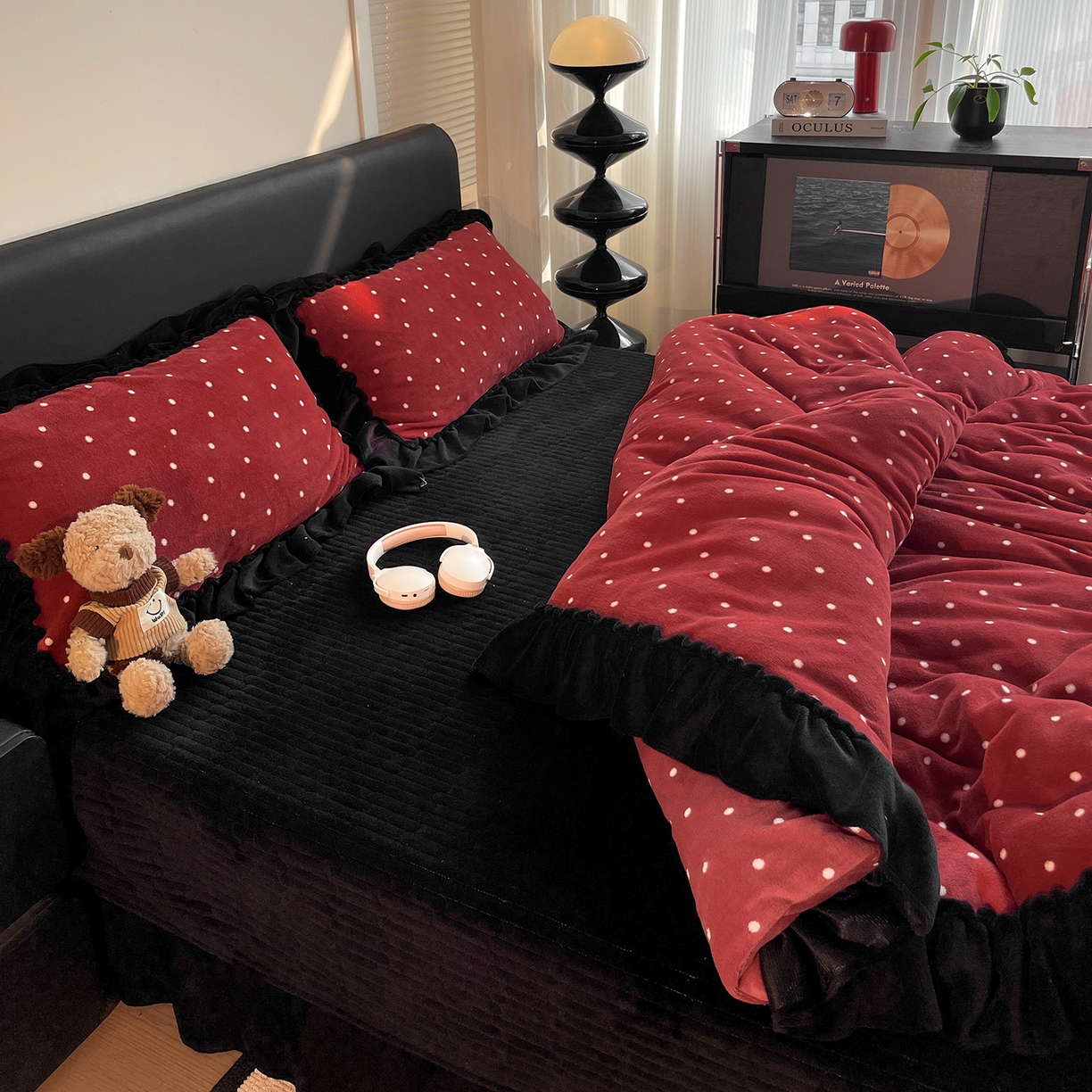 91家纺网 家纺一手货源 找家纺 富米莱（原臻工厂） 2025新款热卖舒适大宽花边牛奶绒床盖床裙四件套 爆款大宽花边-红波点