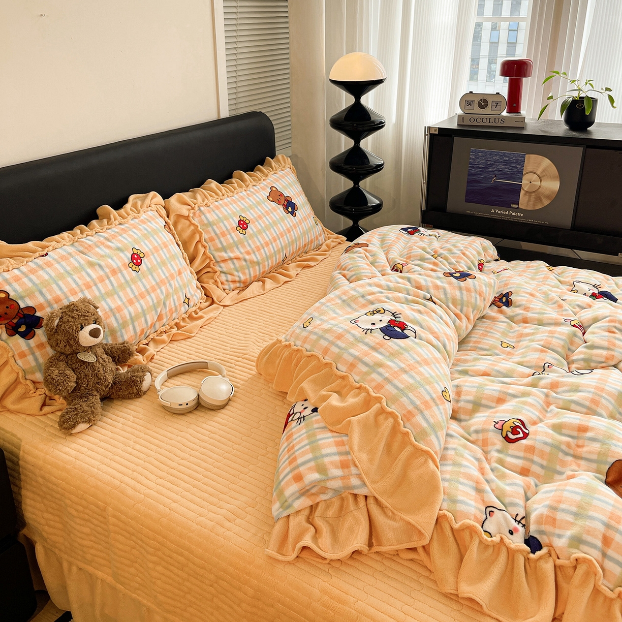 91家纺网 家纺一手货源 找家纺 富米莱（原臻工厂） 2025新款热卖舒适大宽花边牛奶绒床盖床裙四件套 爆款大宽花边-草莓喵喵