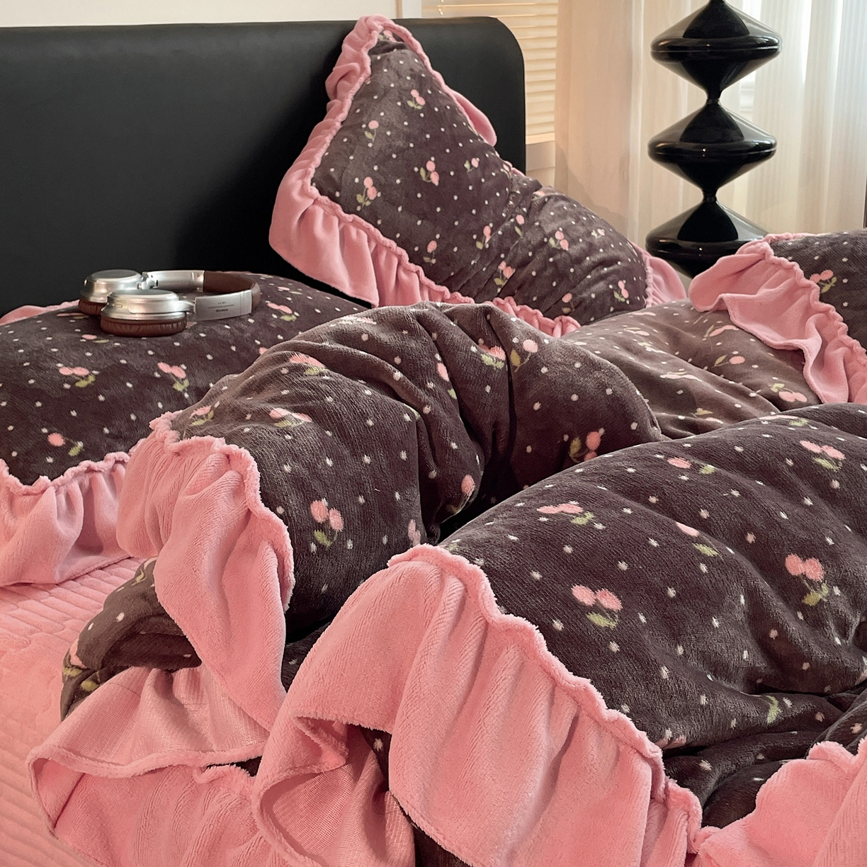 91家纺网 家纺一手货源 找家纺 富米莱（原臻工厂） 2025新款热卖舒适大宽花边牛奶绒床盖床裙四件套 爆款大宽花边-樱桃点点