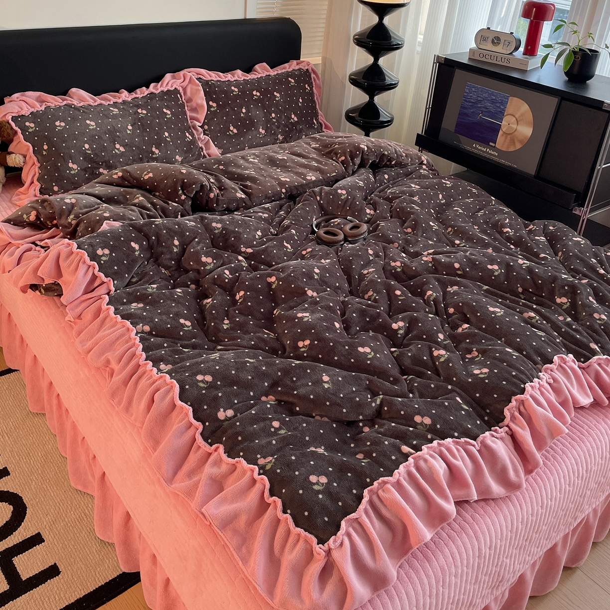 91家纺网 家纺一手货源 找家纺 富米莱（原臻工厂） 2025新款热卖舒适大宽花边牛奶绒床盖床裙四件套 爆款大宽花边-樱桃点点