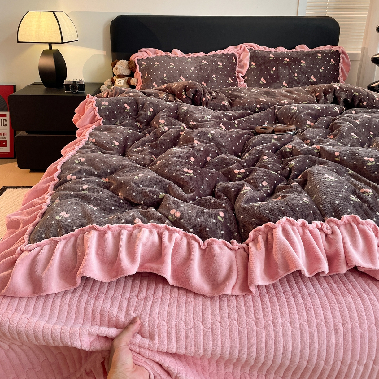 91家纺网 家纺一手货源 找家纺 富米莱（原臻工厂） 2025新款热卖舒适大宽花边牛奶绒床盖床裙四件套 爆款大宽花边-樱桃点点