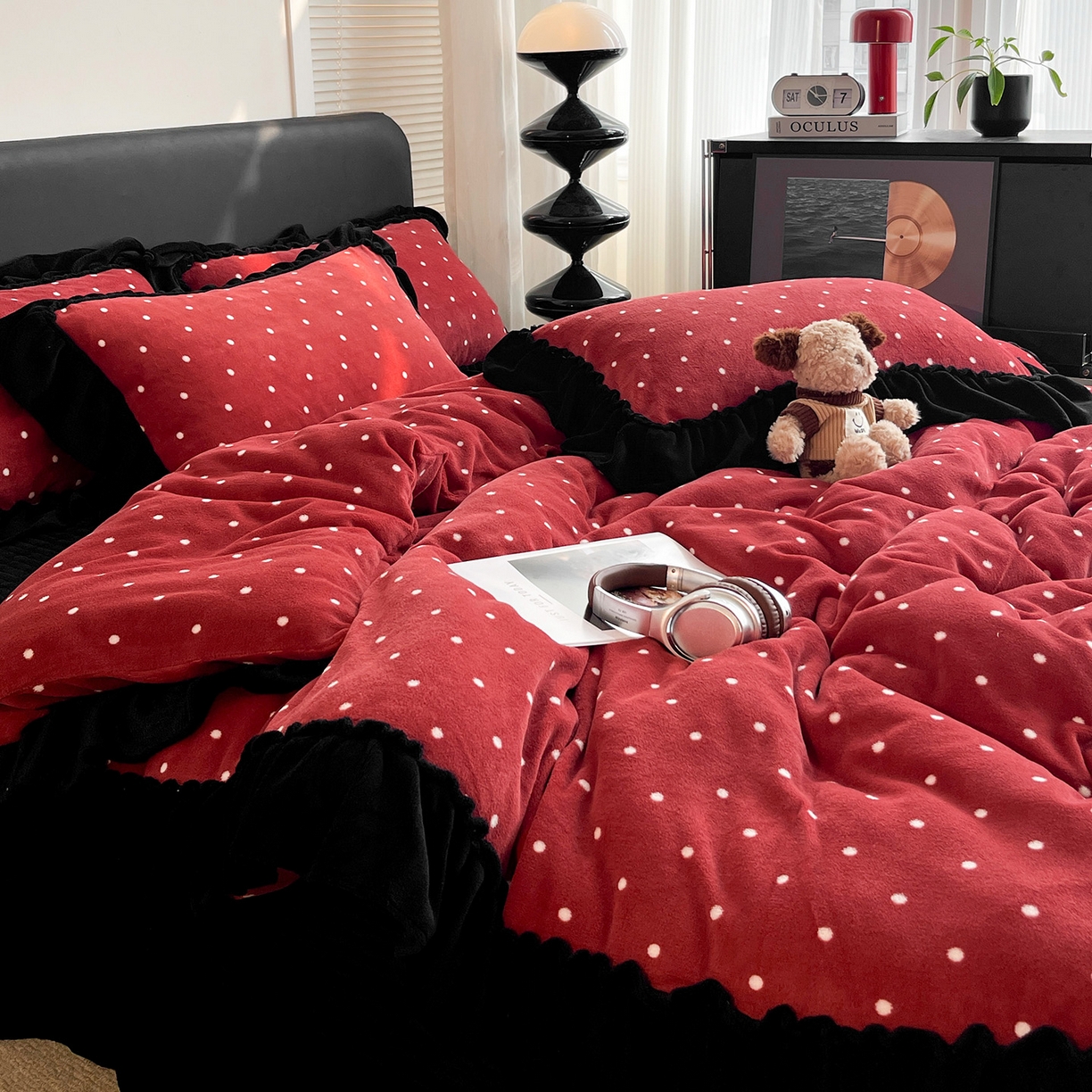 91家纺网 家纺一手货源 找家纺 富米莱（原臻工厂） 2025新款热卖舒适大宽花边牛奶绒床盖床裙四件套 爆款大宽花边-红波点