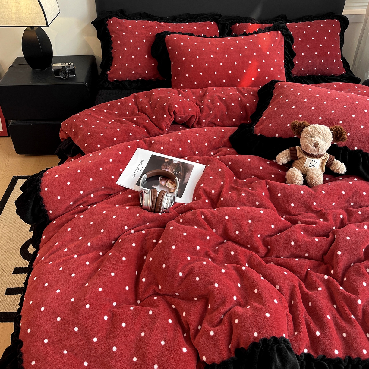 91家纺网 家纺一手货源 找家纺 富米莱（原臻工厂） 2025新款热卖舒适大宽花边牛奶绒床盖床裙四件套 爆款大宽花边-红波点