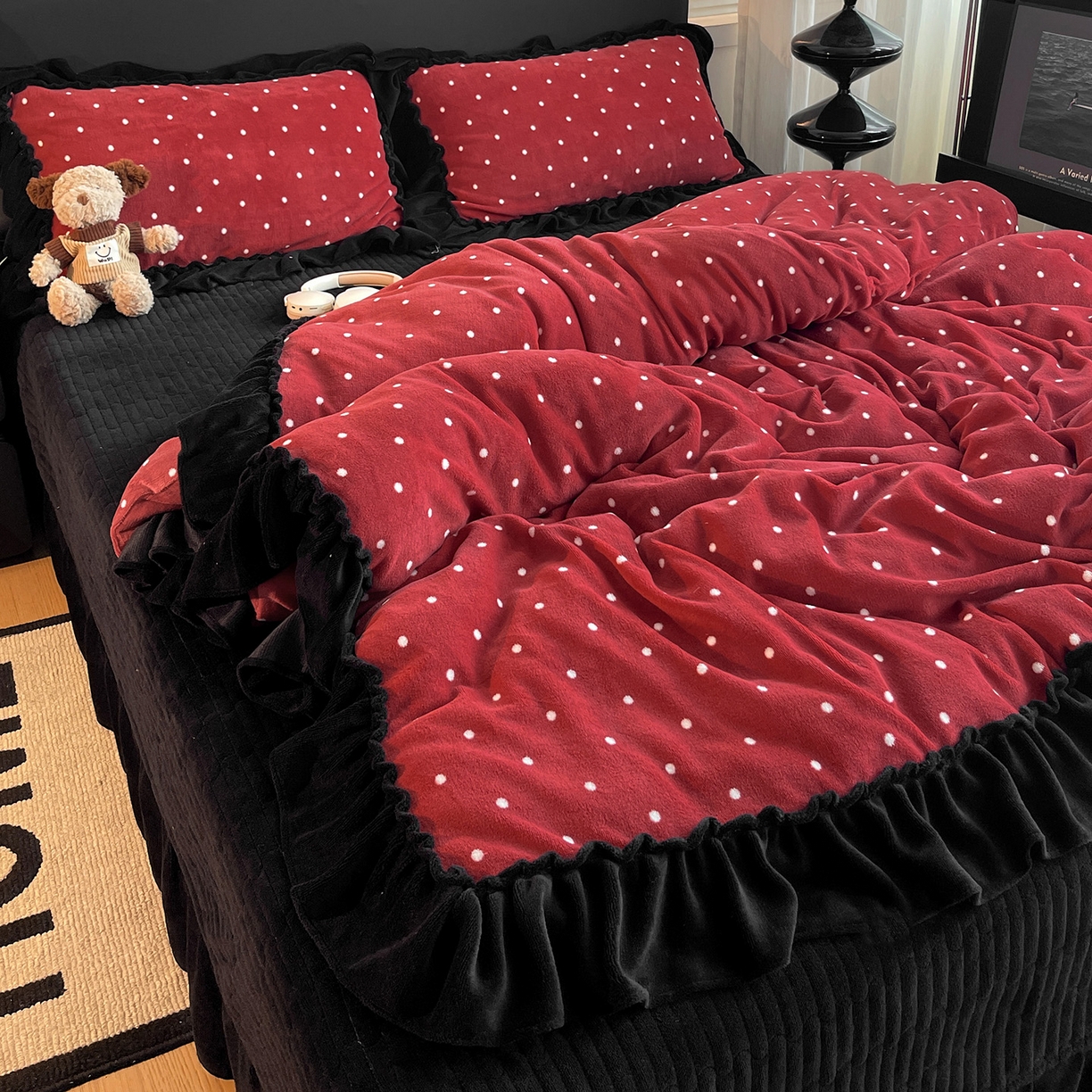 91家纺网 家纺一手货源 找家纺 富米莱（原臻工厂） 2025新款热卖舒适大宽花边牛奶绒床盖床裙四件套 爆款大宽花边-红波点