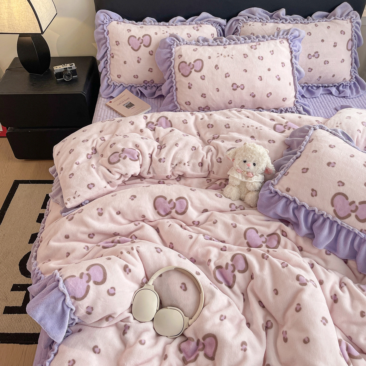 91家纺网 家纺一手货源 找家纺 富米莱（原臻工厂） 2025新款热卖舒适大宽花边牛奶绒床盖床裙四件套 爆款大宽花边-蝴蝶结紫豹纹