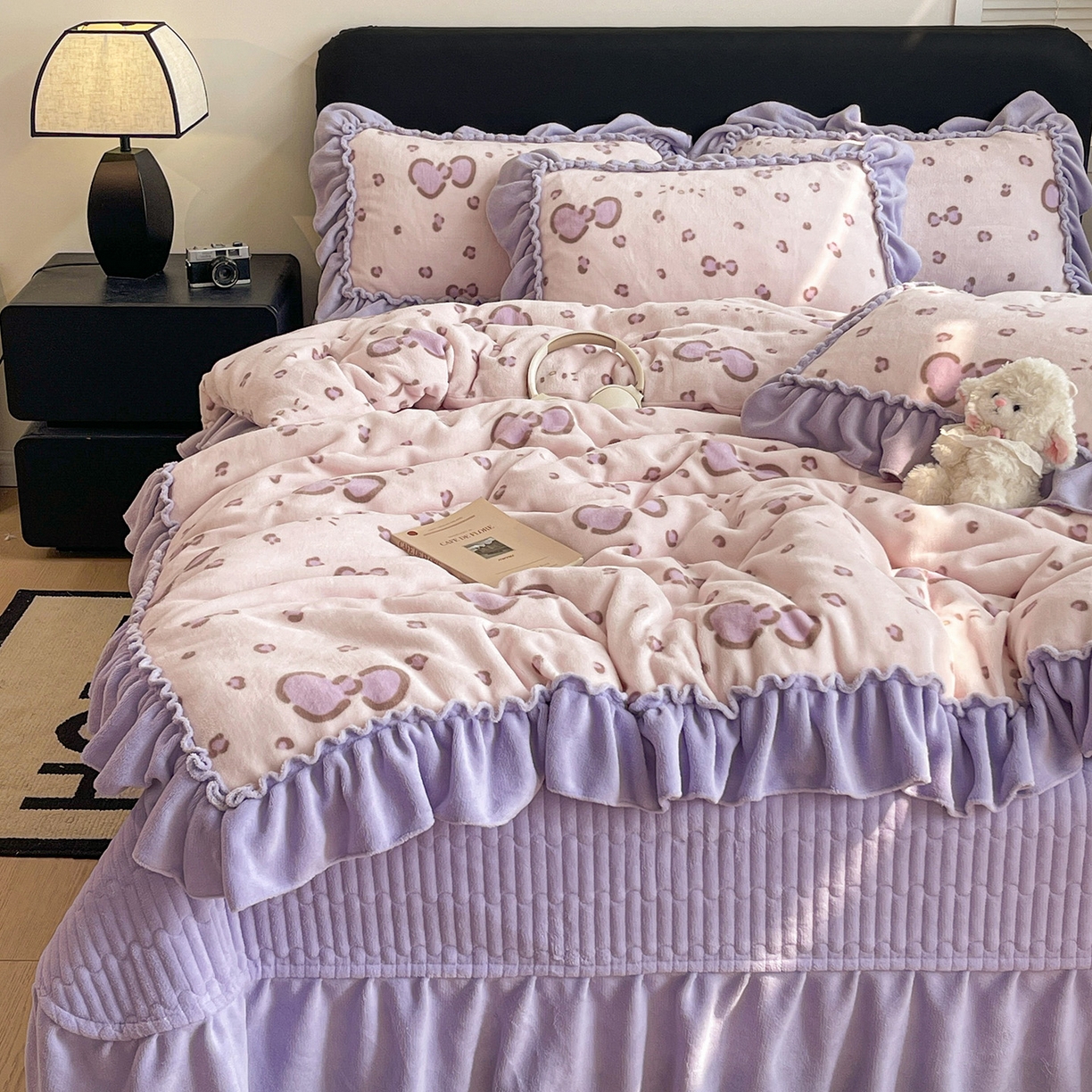 91家纺网 家纺一手货源 找家纺 富米莱（原臻工厂） 2025新款热卖舒适大宽花边牛奶绒床盖床裙四件套 爆款大宽花边-蝴蝶结紫豹纹