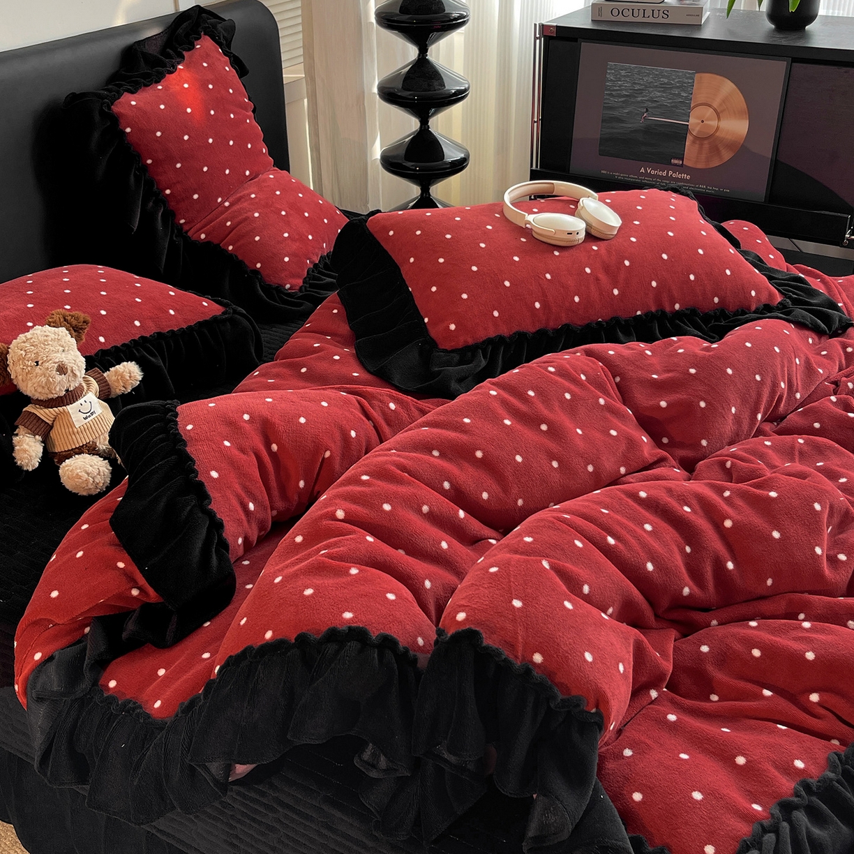 91家纺网 家纺一手货源 找家纺 富米莱（原臻工厂） 2025新款热卖舒适大宽花边牛奶绒床盖床裙四件套 爆款大宽花边-红波点