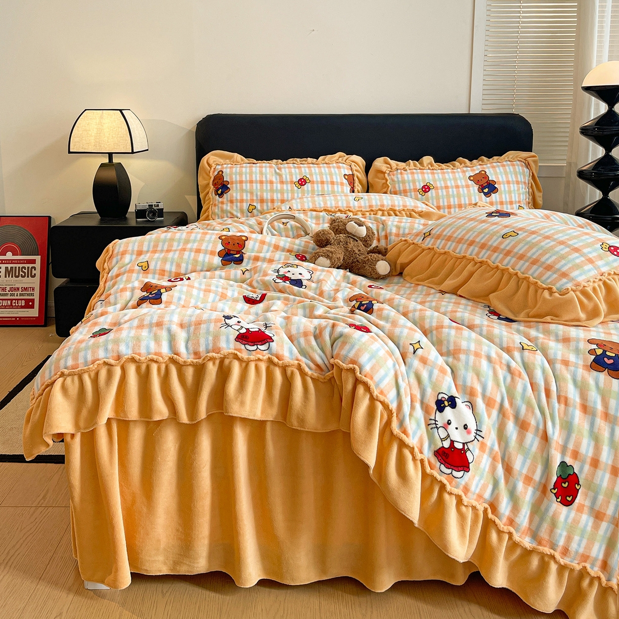 91家纺网 家纺一手货源 找家纺 富米莱（原臻工厂） 2025新款热卖舒适大宽花边牛奶绒床盖床裙四件套 爆款大宽花边-草莓喵喵