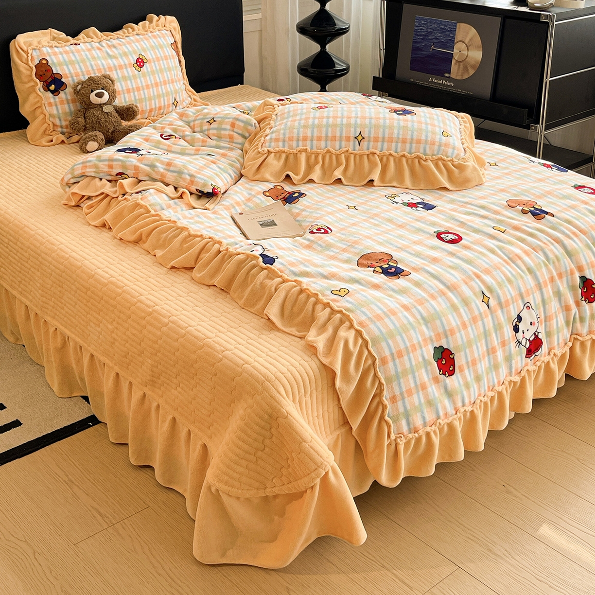 91家纺网 家纺一手货源 找家纺 富米莱（原臻工厂） 2025新款热卖舒适大宽花边牛奶绒床盖床裙四件套 爆款大宽花边-草莓喵喵