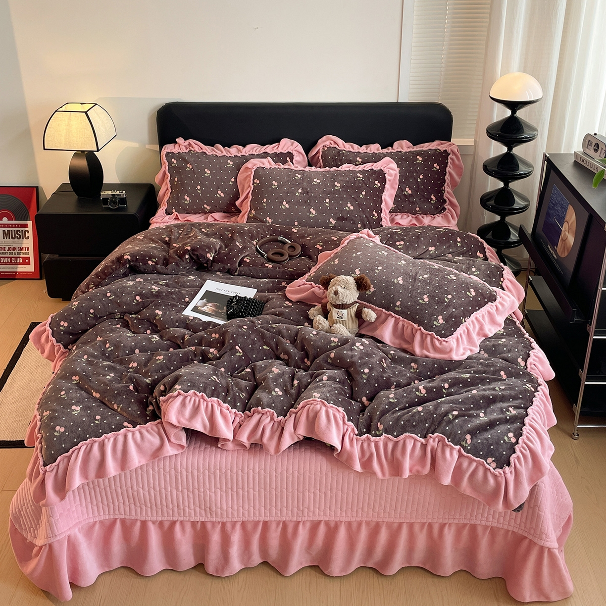 91家纺网 家纺一手货源 找家纺 富米莱（原臻工厂） 2025新款热卖舒适大宽花边牛奶绒床盖床裙四件套 爆款大宽花边-樱桃点点