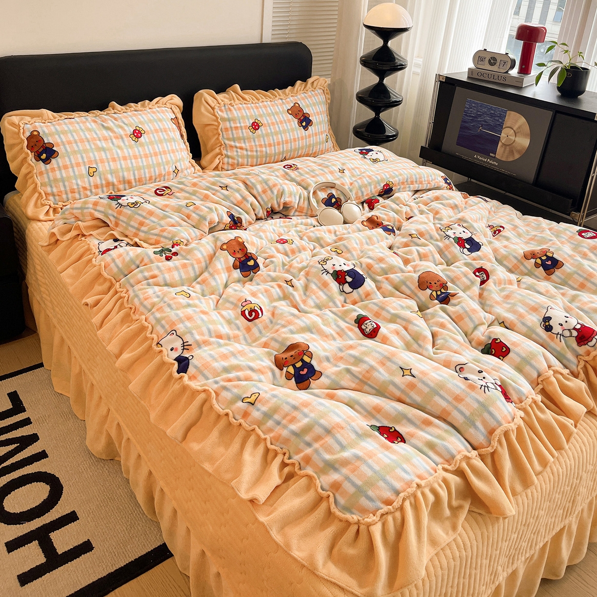 91家纺网 家纺一手货源 找家纺 富米莱（原臻工厂） 2025新款热卖舒适大宽花边牛奶绒床盖床裙四件套 爆款大宽花边-草莓喵喵