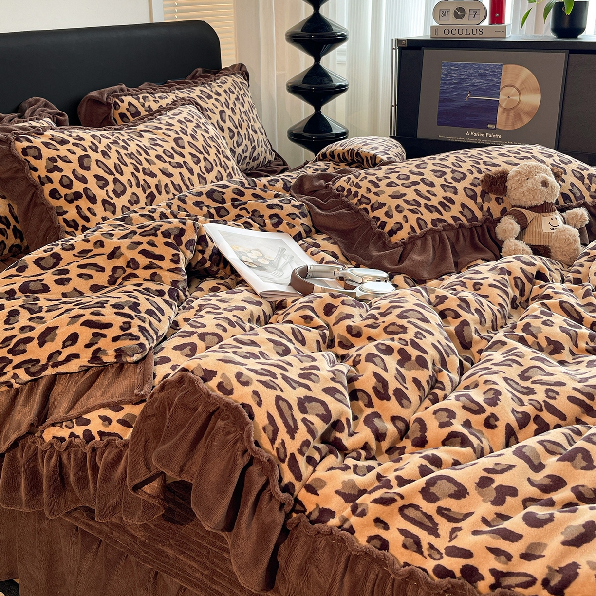 91家纺网 家纺一手货源 找家纺 富米莱（原臻工厂） 2025新款热卖舒适大宽花边牛奶绒床盖床裙四件套 爆款大宽花边-豹纹