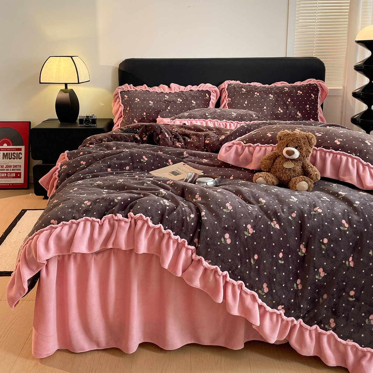 91家纺网 家纺一手货源 找家纺 富米莱（原臻工厂） 2025新款热卖舒适大宽花边牛奶绒床盖床裙四件套 爆款大宽花边-樱桃点点