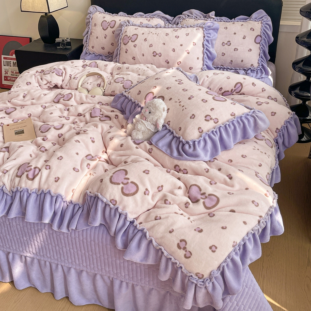 91家纺网 家纺一手货源 找家纺 富米莱（原臻工厂） 2025新款热卖舒适大宽花边牛奶绒床盖床裙四件套 爆款大宽花边-蝴蝶结紫豹纹