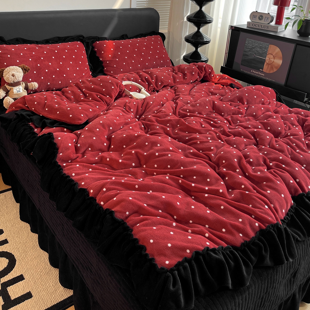 91家纺网 家纺一手货源 找家纺 富米莱（原臻工厂） 2025新款热卖舒适大宽花边牛奶绒床盖床裙四件套 爆款大宽花边-红波点