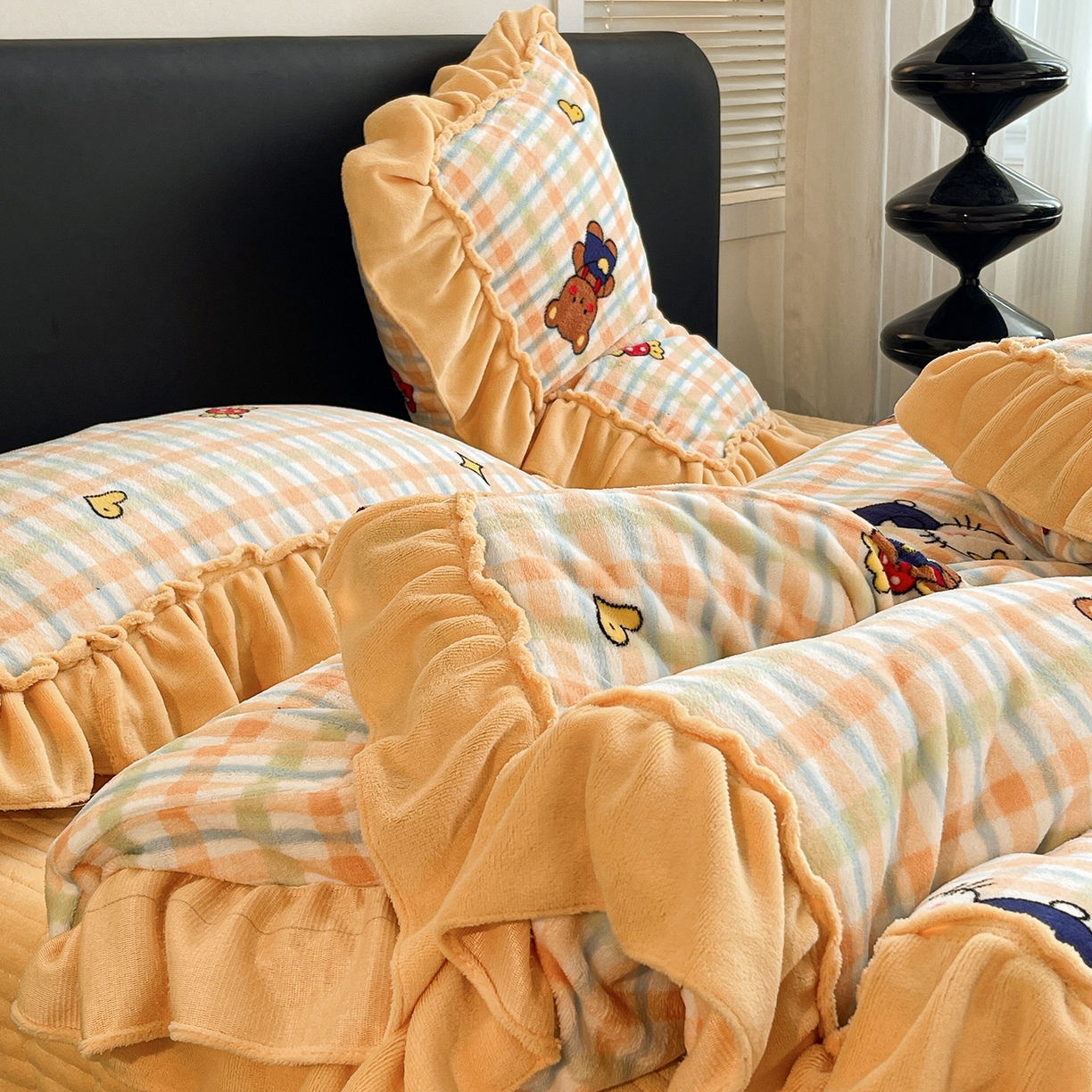 91家纺网 家纺一手货源 找家纺 富米莱（原臻工厂） 2025新款热卖舒适大宽花边牛奶绒床盖床裙四件套 爆款大宽花边-草莓喵喵